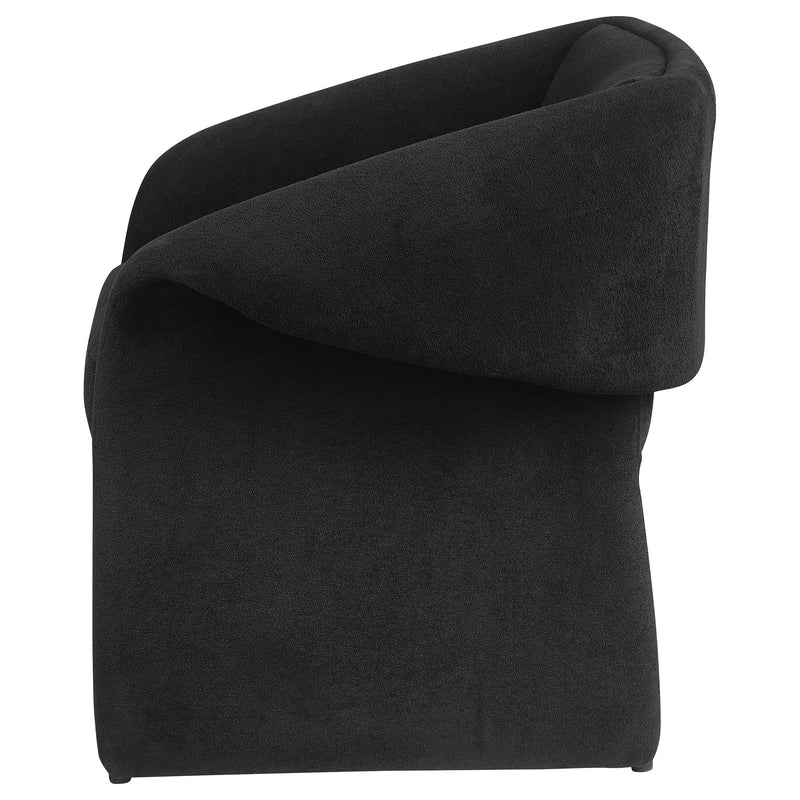 Sillón decorativo Ramsey tapizado con reposabrazos inclinados