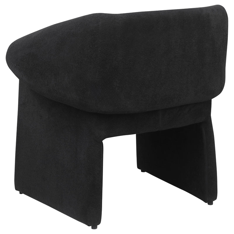 Sillón decorativo Ramsey tapizado con reposabrazos inclinados