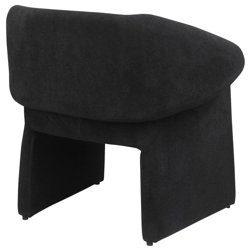 Sillón decorativo Ramsey tapizado con reposabrazos inclinados