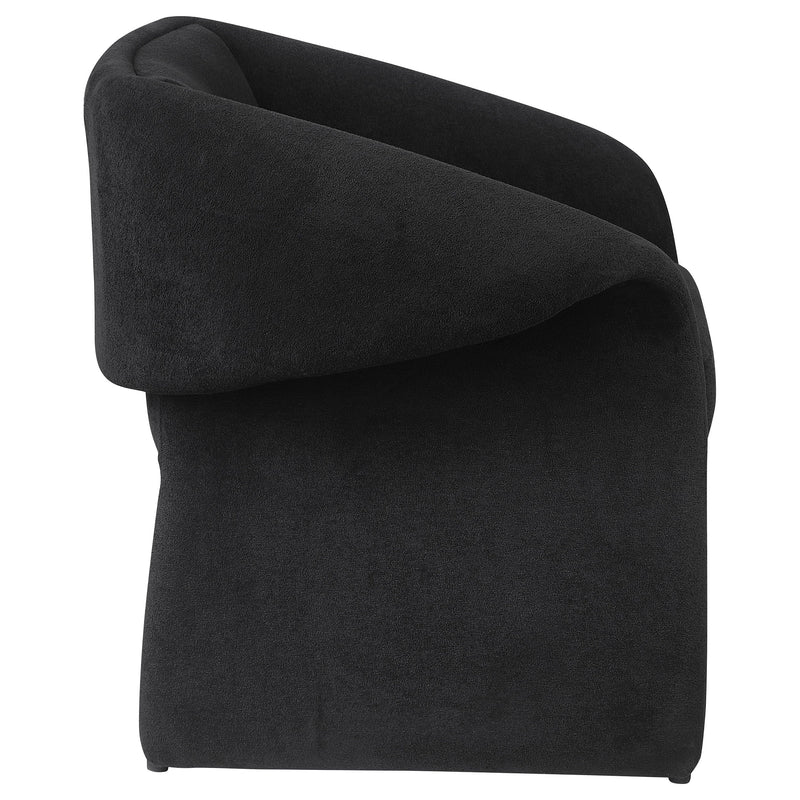 Sillón decorativo Ramsey tapizado con reposabrazos inclinados