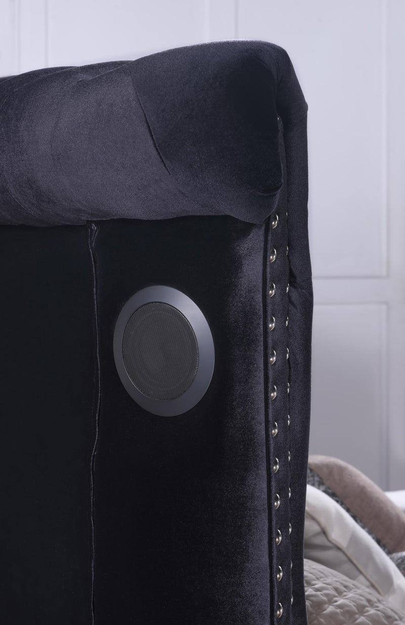 Colección de dormitorio Brielle Cama King de terciopelo negro con altavoz Bluetooth y USB