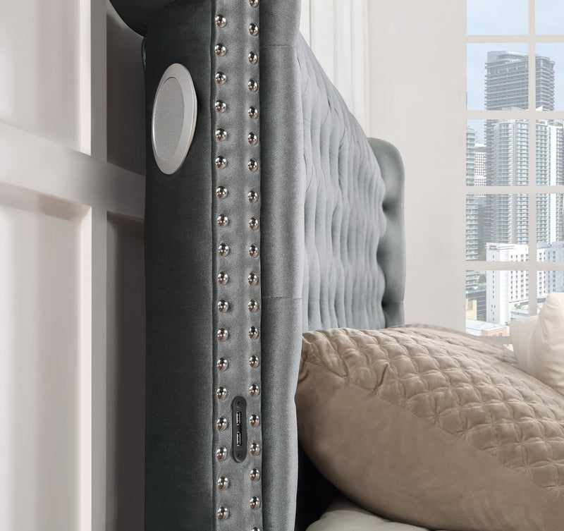 Colección de dormitorio Brielle Cama King de terciopelo gris con altavoz Bluetooth y USB