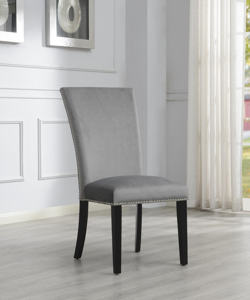 Silla de comedor de terciopelo negro (precio por silla/2 sillas por caja. La silla NO se vende por separado)