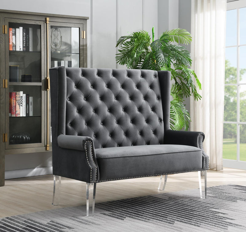 Sillón con respaldo alto, tapizado en terciopelo negro y patas de acrílico